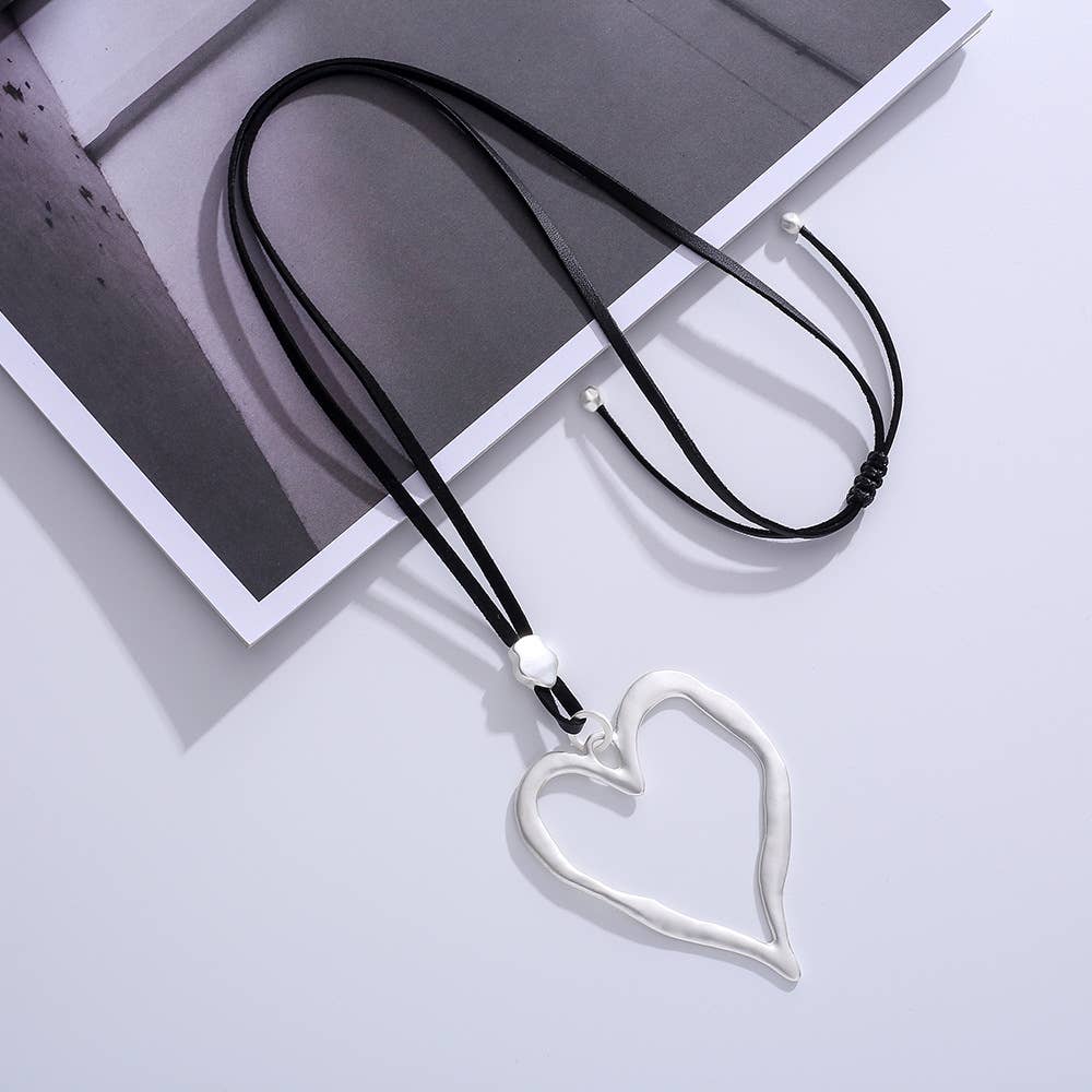 Ole - Hollow Heart Shaped Necklace