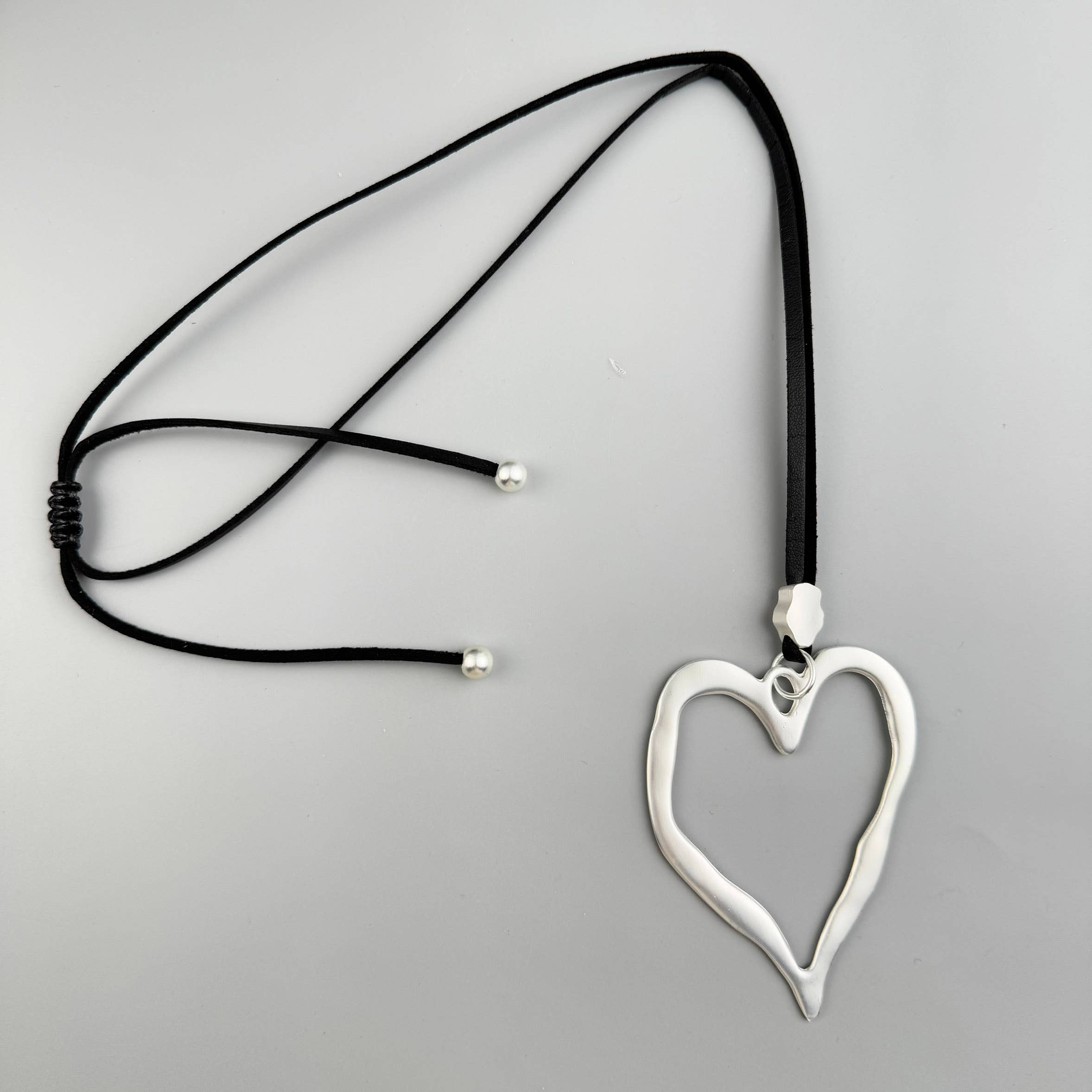 Ole - Hollow Heart Shaped Necklace